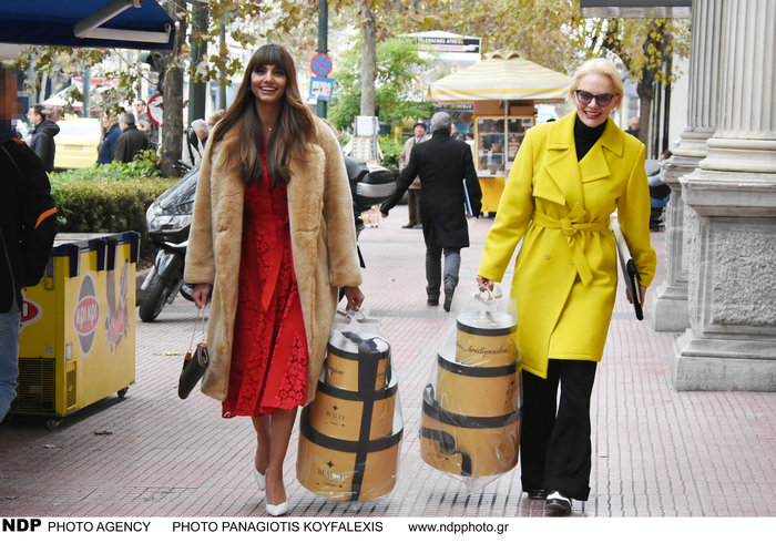 Παπαγεωργίου και Χριστοπούλου με τα κουτιά των Beauty Stars III by Madame Figaro, μετά το launch party που έλαβε χώρα το πρωί της Δευτέρας στο Athénée Athens και σηματοδότησε την αρχή του πιο viral διαγωνισμού ομορφιάς, που φέτος διοργανώνεται για 3η χρονιά από την Madame Figaro.