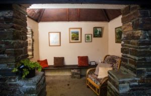 Στάση λεωφορείου μοιάζει με σαλόνι σπιτιού 