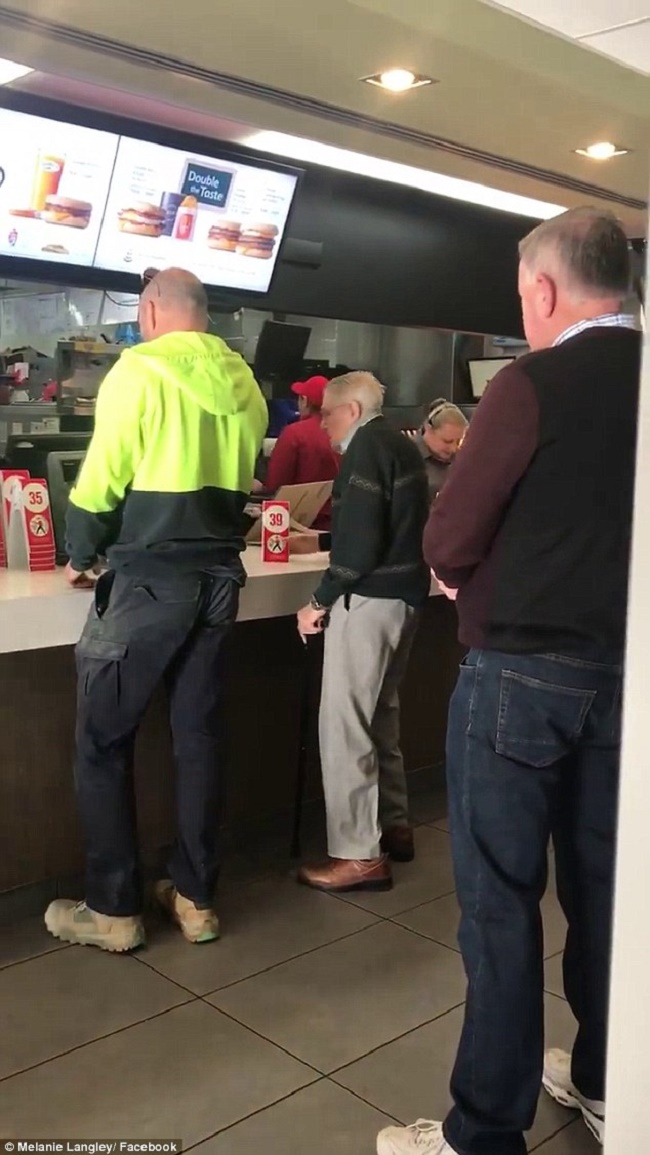 Πλήρωσε γεύμα συνταξιούχου