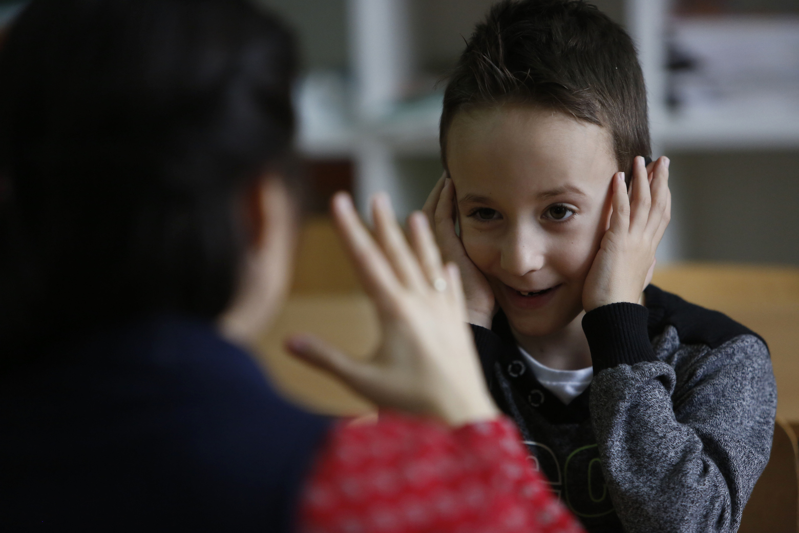 Глухонемой матери. Глухие дети. Глухонемой ребенок. Общение глухонемых. Общение глухих детей.