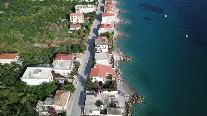 Το Μαϊάμι της Ελλάδος: Το Ελληνικό χωριό που κάθε σπίτι έχει τη δική του  παραλία