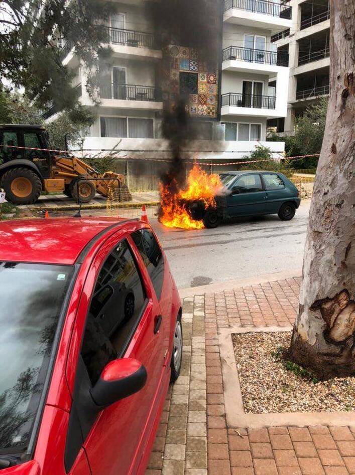Γλυφάδα φωτιά σε αυτοκίνητο