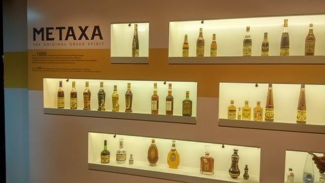 Η ιστορία του METAXA μέσα από τα ξεχωριστά μπουκάλια του. Ένα από αυτά υπάρχει σε κάθε ελληνικό σπίτι