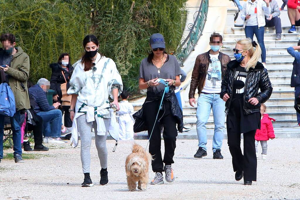 Με την κουμπάρα της, Μαρίνα Βερνίκου