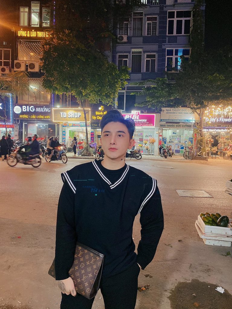 Δεν έβρισκε δουλειά, εξαιτίας της ασχήμιας του.