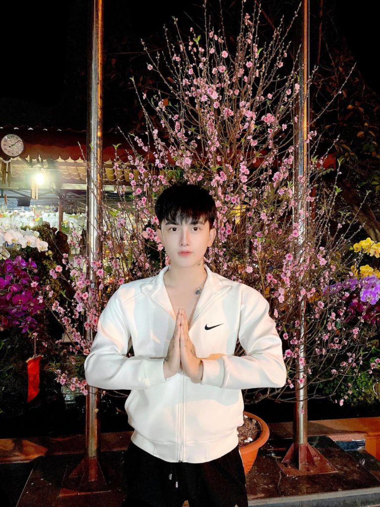 Δεν έβρισκε δουλειά, εξαιτίας της ασχήμιας του.