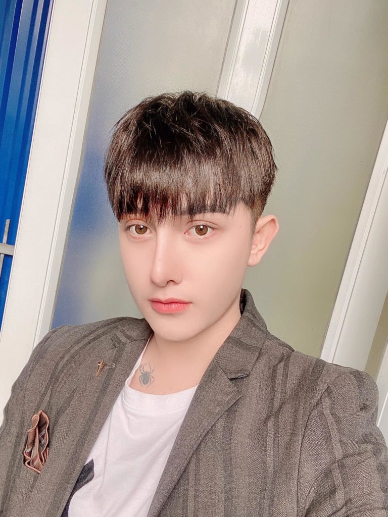 Δεν έβρισκε δουλειά, εξαιτίας της ασχήμιας του.