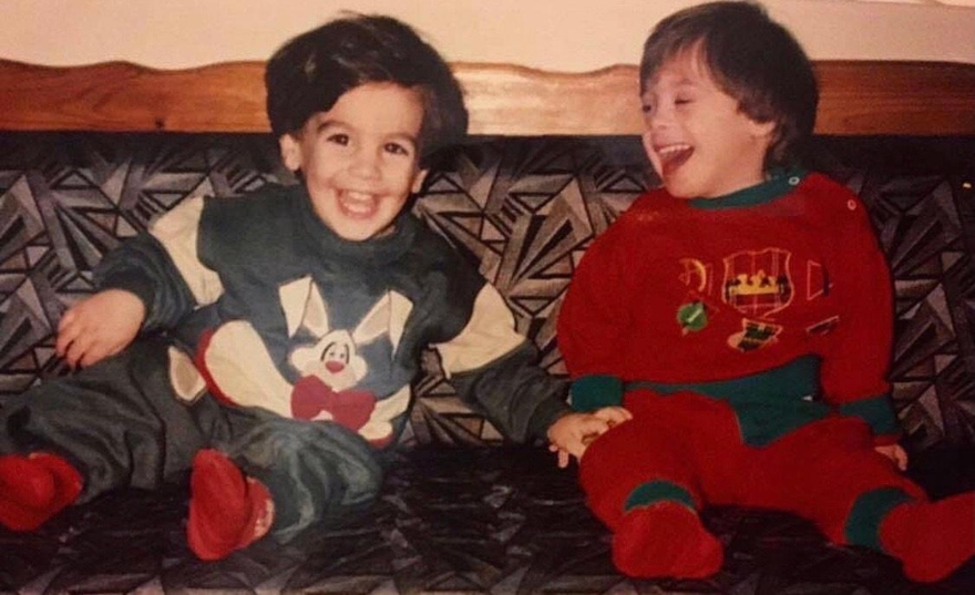 Ο Νίκος δίπλα στον Γιώργο Τζερεμέ με σύνδρομο Down