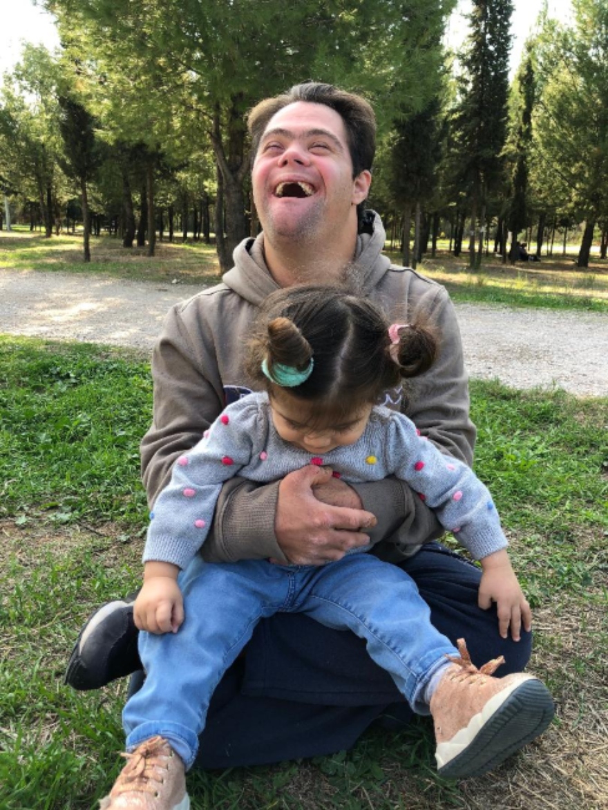 Ο Νίκος Τζερεμές δίπλα στον αδερφό του με σύνδρομο Down