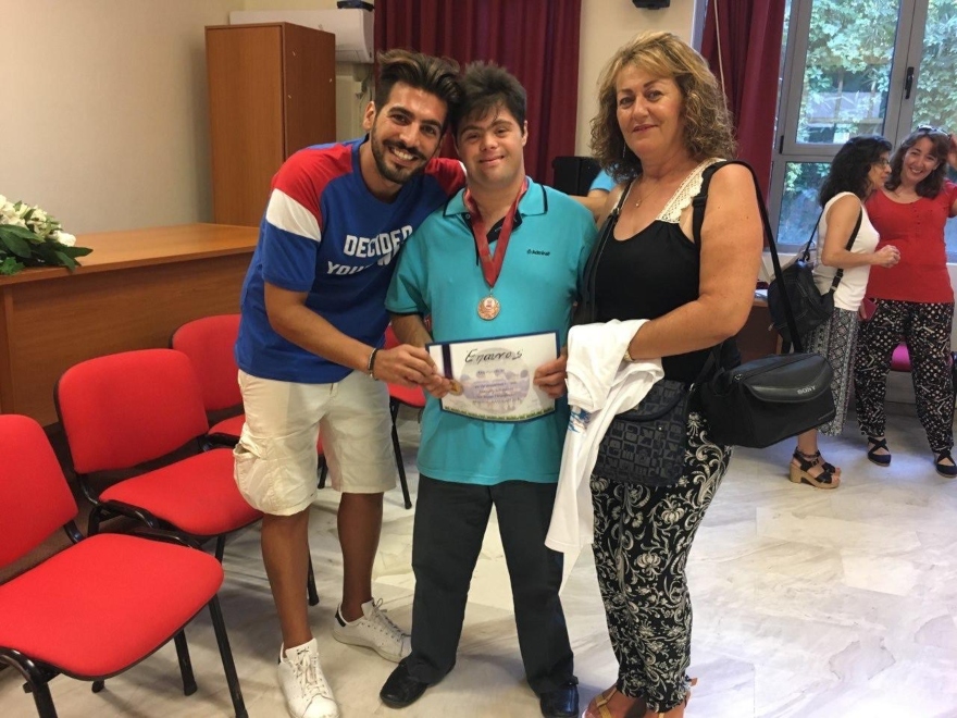 Ο Νίκος Τζερεμές δίπλα στον αδερφό του με σύνδρομο Down