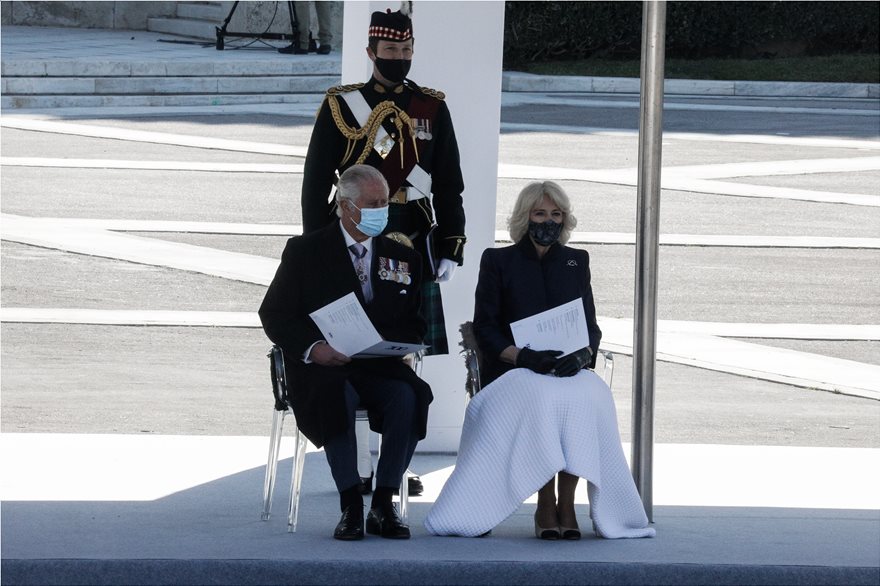 Περιστατικό πρίγκιπα Κάρολου: Συγκινήθηκε όταν κατέθεσε στεφάνι.