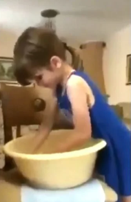 Η περίπτωση της μικρής Λουκίας που είναι τυφλή, αλλά συγκινεί.