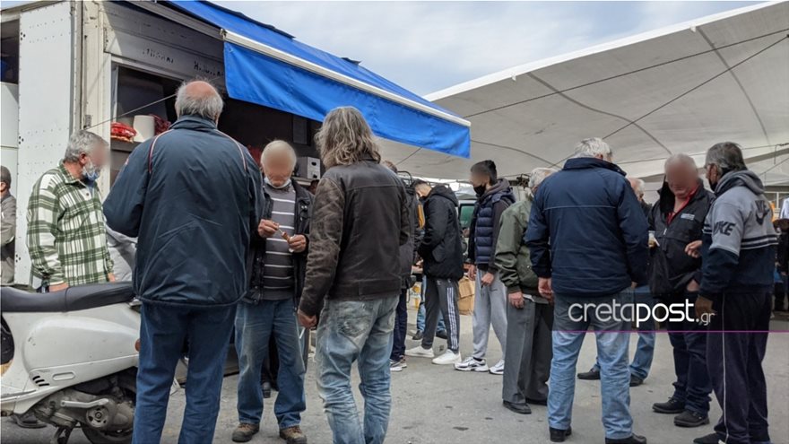 Παρά το lockdown παρατηρήθηκε συνωστισμός ατόμων στο Ηράκλειο.