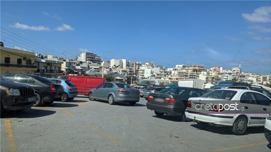 Παρά το lockdown παρατηρήθηκε συνωστισμός ατόμων στο Ηράκλειο.