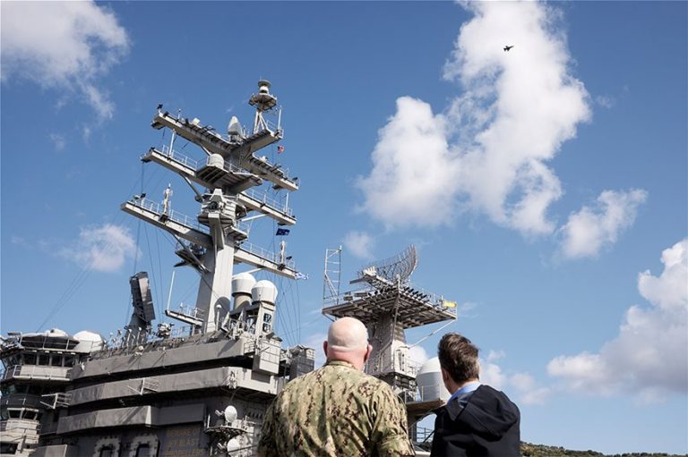 Βόλτα Κυριάκου Μητσοτάκης: Τι έκανε με το θηριώδες αεροπλανοφόρο Αϊζενχάουερ.