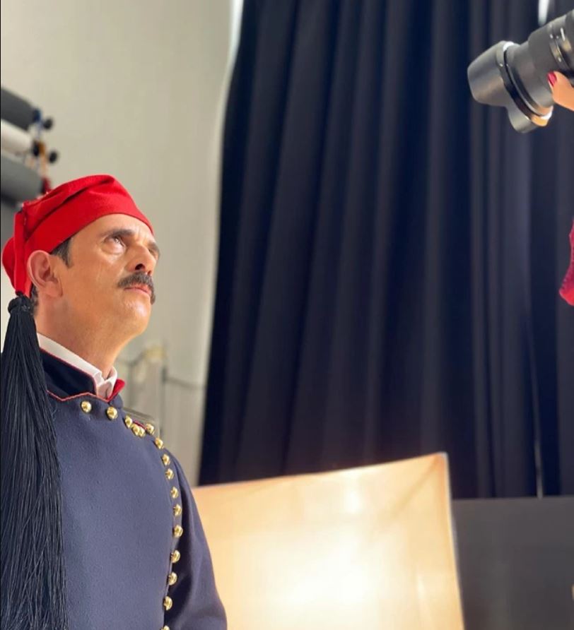 Η στολή του Εύζωνα φορέθηκε από τον Λεωνίδα Κακούρη.