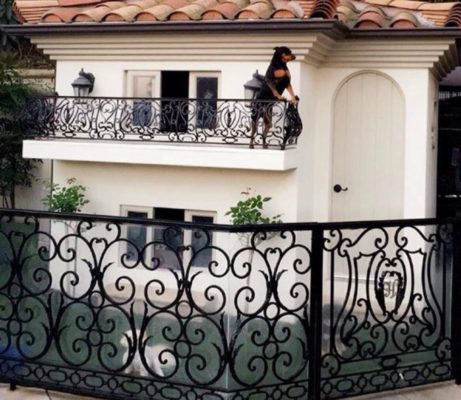 Η έπαυλη των σκυλιών της Πάρις Χίλτον 