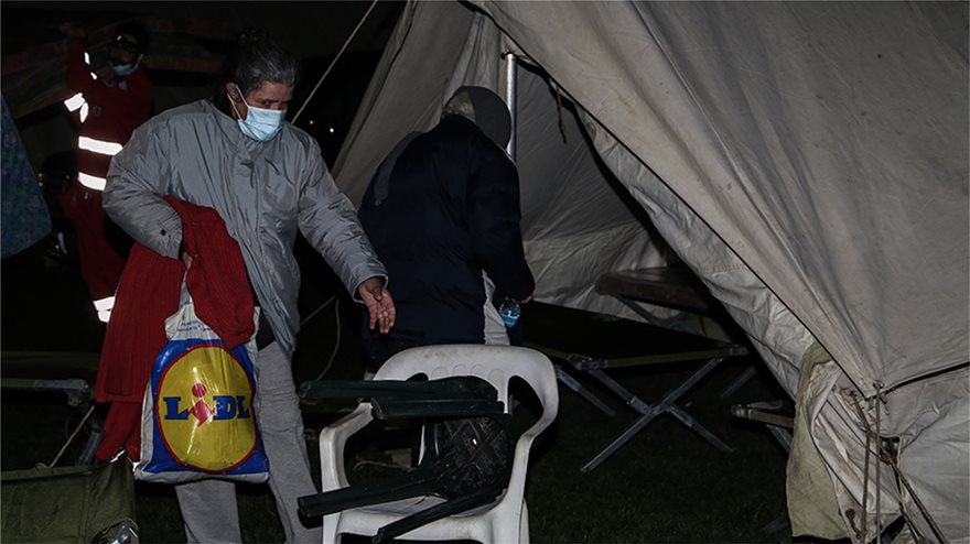 Κάτοικοι διανυκτέρευσαν σε ξενοδοχεία και σκηνές, λόγω του σεισμού στην Ελασσόνα.