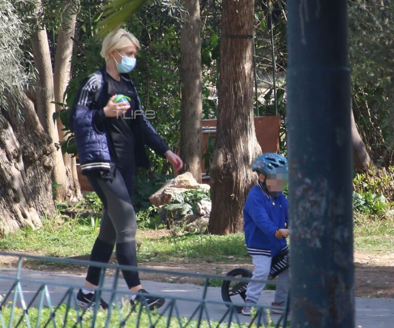 Η βόλτα των Σία Κοσιώνη και Κώστα Μπακογιάννη, με τα παιδιά τους.