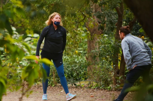 Εκγύμναση Τζένης Μπαλατσινού: Έκανε στην άκρη το καρότσι και άρχισε τη γυμναστική.