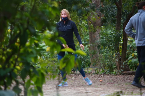Εκγύμναση Τζένης Μπαλατσινού: Έκανε στην άκρη το καρότσι και άρχισε τη γυμναστική.