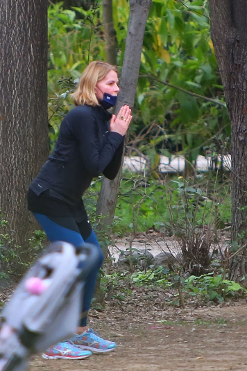 Εκγύμναση Τζένης Μπαλατσινού: Έκανε στην άκρη το καρότσι και άρχισε τη γυμναστική.