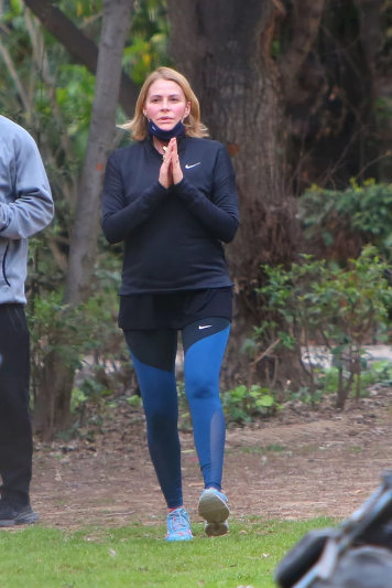 Εκγύμναση Τζένης Μπαλατσινού: Έκανε στην άκρη το καρότσι και άρχισε τη γυμναστική.