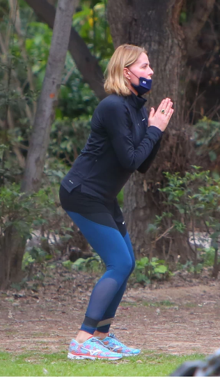 Εκγύμναση Τζένης Μπαλατσινού: Έκανε στην άκρη το καρότσι και άρχισε τη γυμναστική.