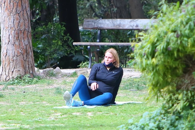 Εκγύμναση Τζένης Μπαλατσινού: Έκανε στην άκρη το καρότσι και άρχισε τη γυμναστική.