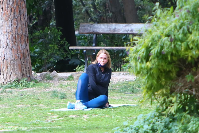 Εκγύμναση Τζένης Μπαλατσινού: Έκανε στην άκρη το καρότσι και άρχισε τη γυμναστική.