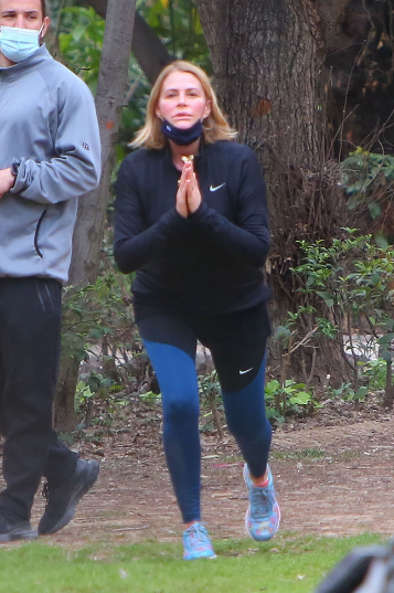 Εκγύμναση Τζένης Μπαλατσινού: Έκανε στην άκρη το καρότσι και άρχισε τη γυμναστική.