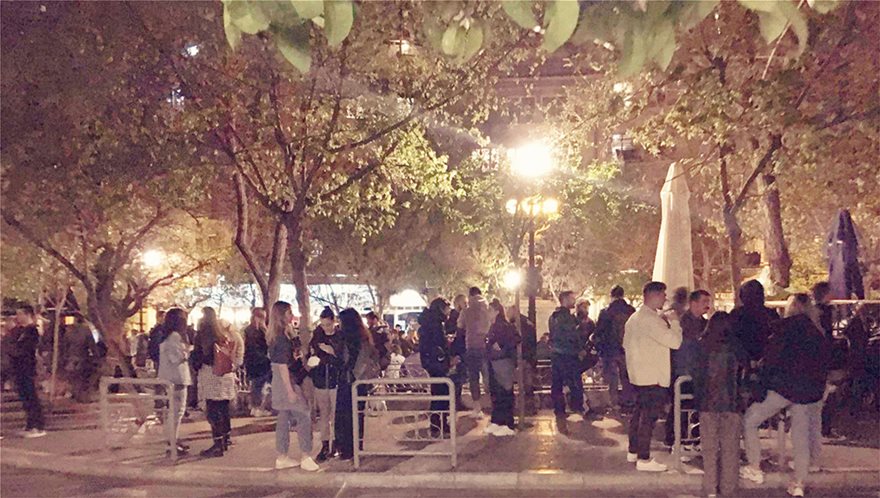 Βούλιαξαν οι πλατείες από νέους