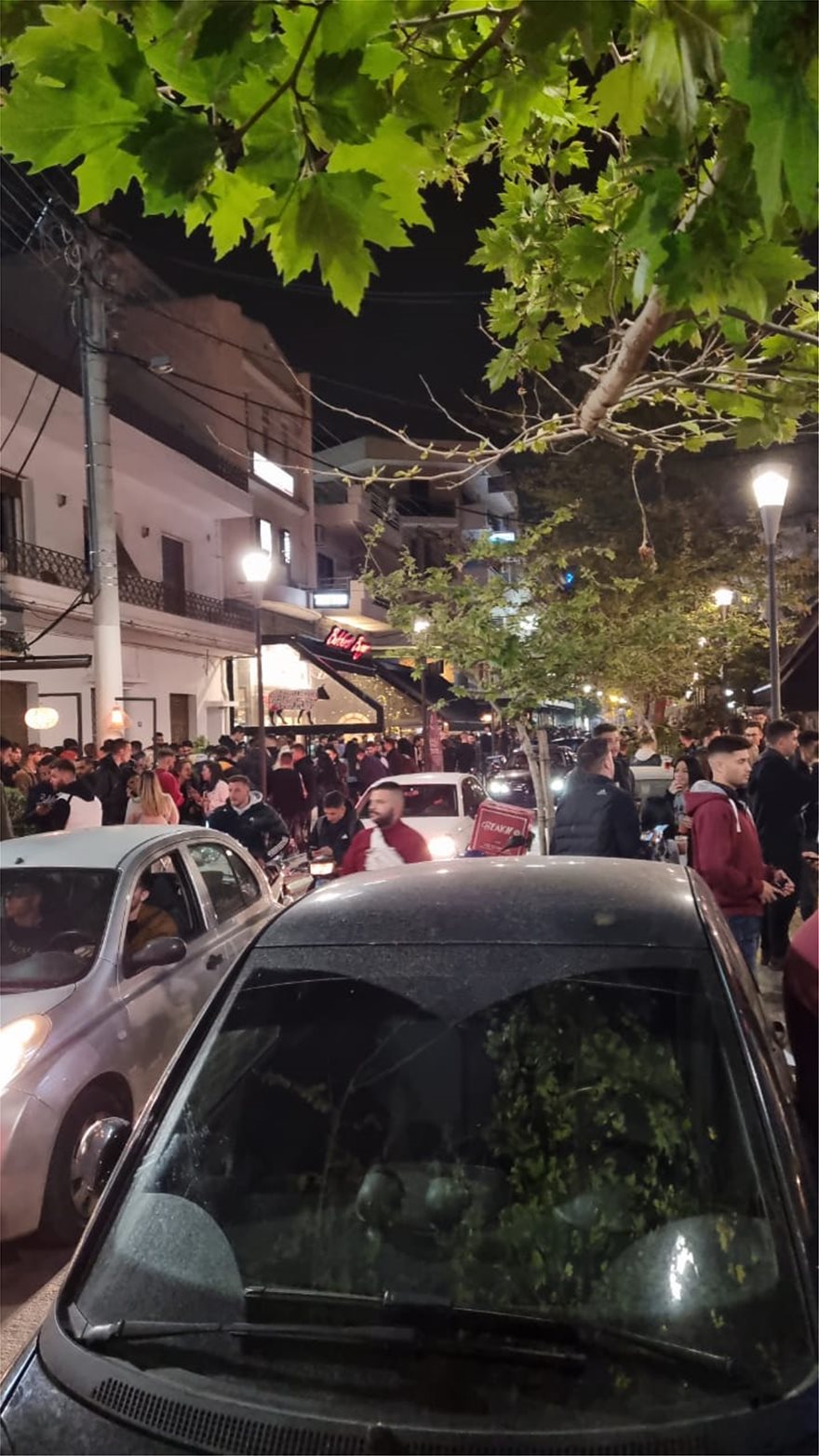 Βούλιαξαν οι πλατείες από νέους με ποτό στο χέρι