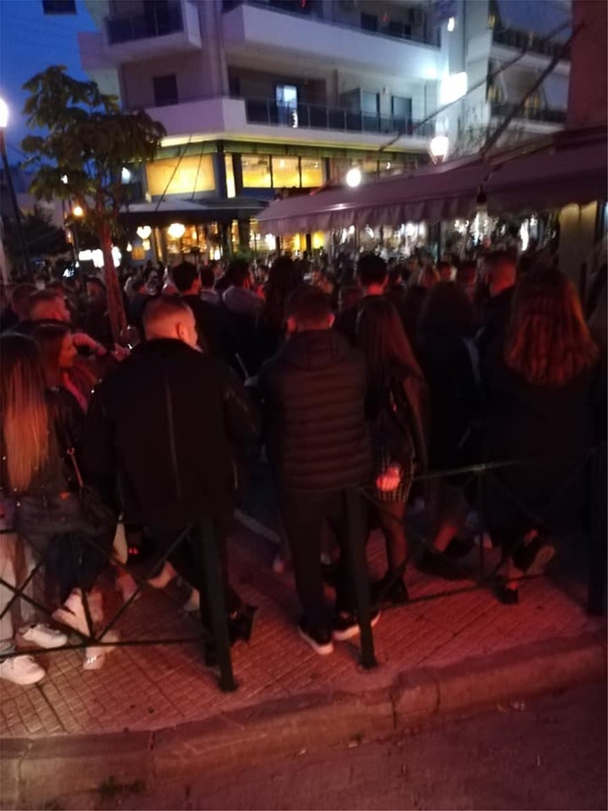 Κορωνοπάρτι στις πλατείες