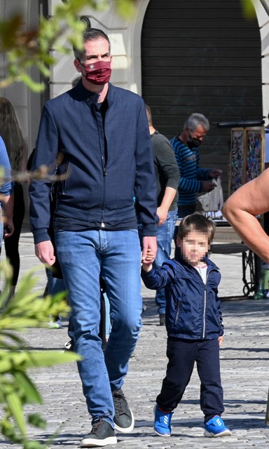 Κώστας Μπακογιάννης βόλτα στο κέντρο με τον γιο του