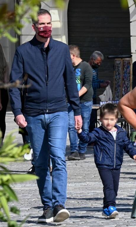 Κώστας Μπακογιάννης βόλτα στο κέντρο με τον γιο του 