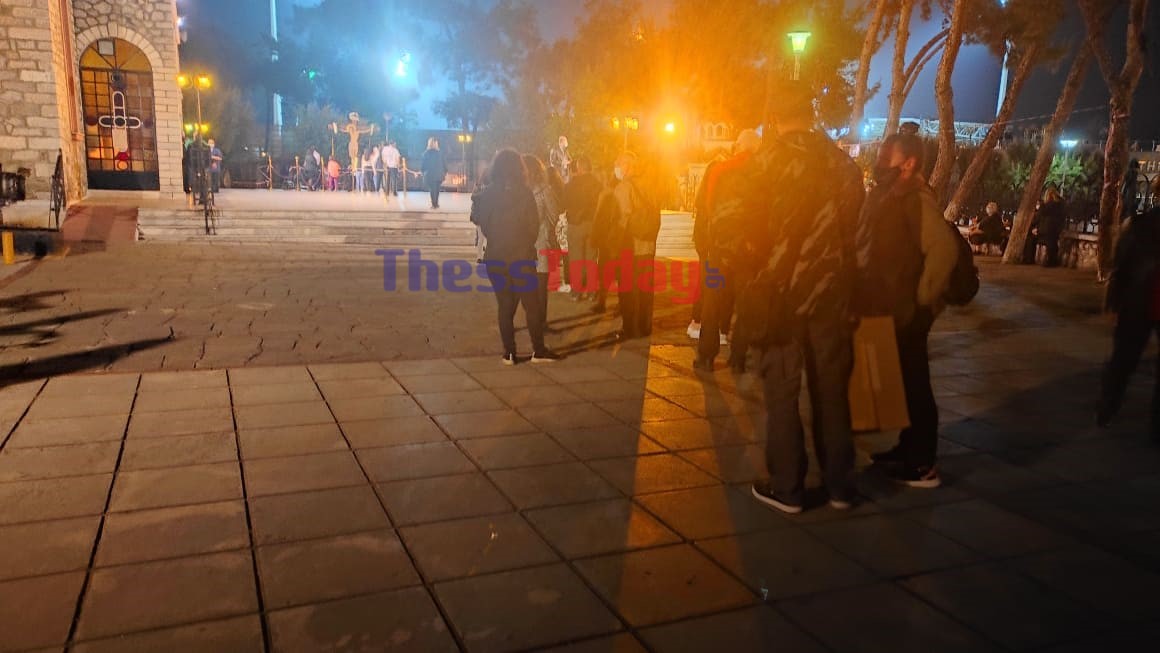 Ουρές πιστών στις εκκλησίες 