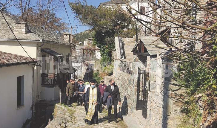 Σπαραγμός στη Μακρινίτσα στην κηδεία των δύο αδερφών 