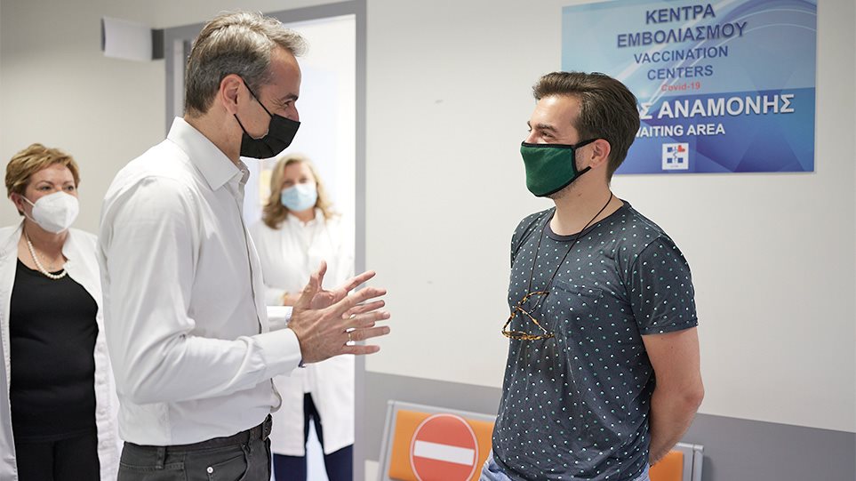 Πρωθυπουργός Κυριάκος Μητσοτάκης και 38χρονος που έκανε το εμβόλιο