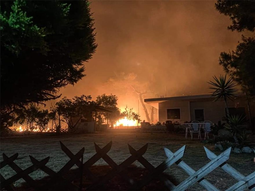 Φωτιά στο Σχίνο Κορινθίας σπίτια