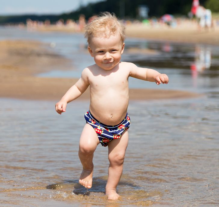 Χαρούμενο παιδί στην παραλία