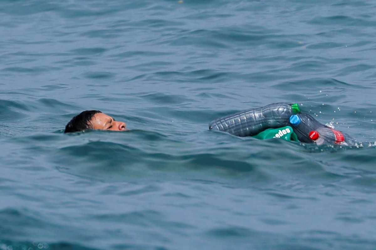 Περιστατικό μικρού πρόσφυγα: Επιπλέει χάρη σε μερικά μπουκάλια.