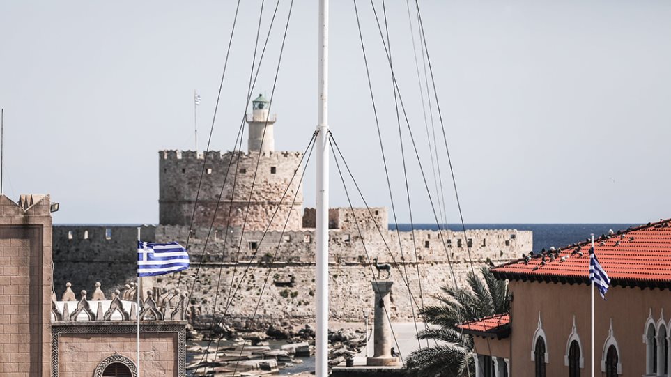 Περιστατικό Ρόδου: 48χρονος κατέβασε την ελληνική σημαία.
