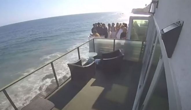 Κατάρρευση μπαλκονιού στα βράχια.