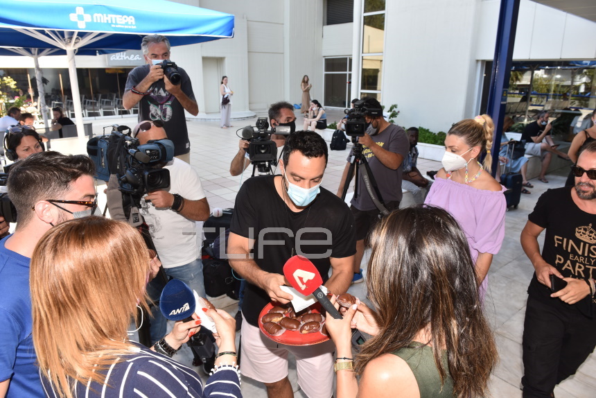 Χριστίνα Μπόμπα και Σάκης Τανιμανίδης έξοδος από το μαιευτήριο 