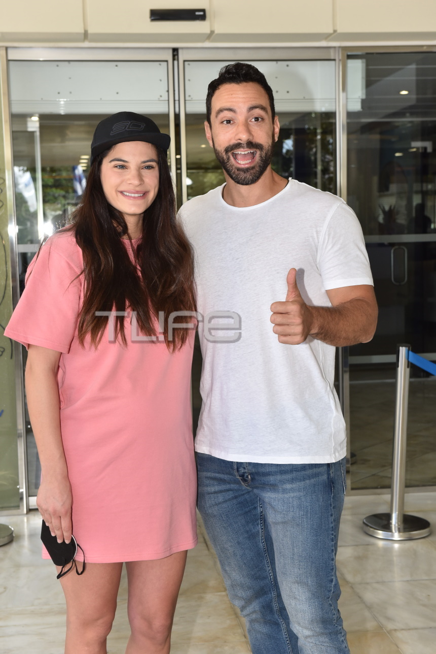 Χριστίνα Μπόμπα και Σάκης Τανιμανίδης έξοδος από το μαιευτήριο 