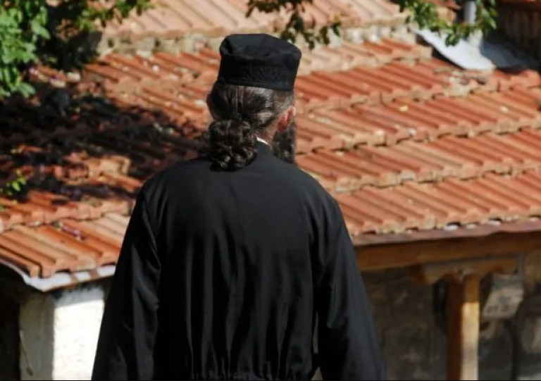 42χρονος ιερέας