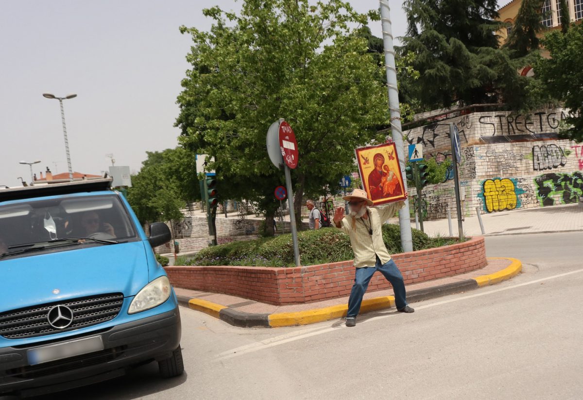 Λάρισα: Άνδρας βγήκε στους δρόμους, υψώνοντας την εικόνα της Παναγίας.