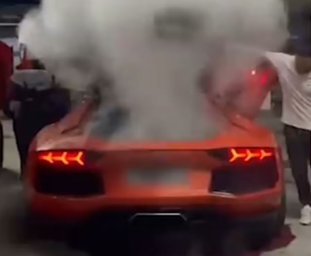 Lamborghini τυλίγεται στις φλούγες