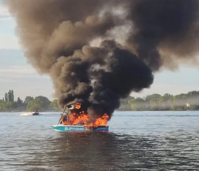 φλόγα σε σκάφος από μετά από bulllying για σημαία υπερηφάνειας